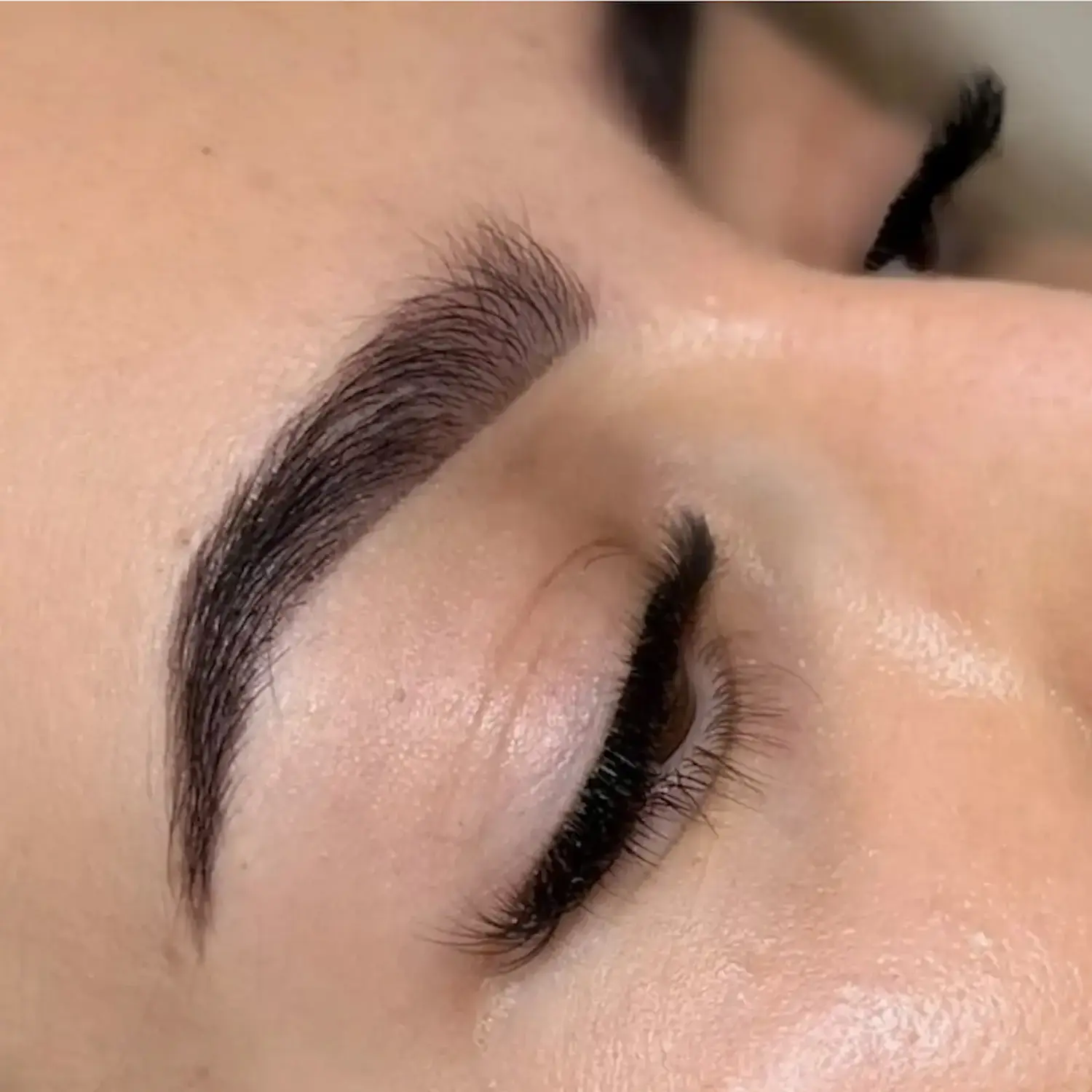 Stylizacja brwi henną pudrową Stylizacja brwi henną pudrową