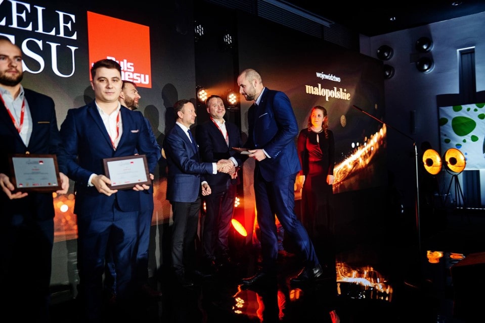 Karol Wojciechowski podczas odbioru wyróżnienia Nagroda e-gazele dla noble lashes
