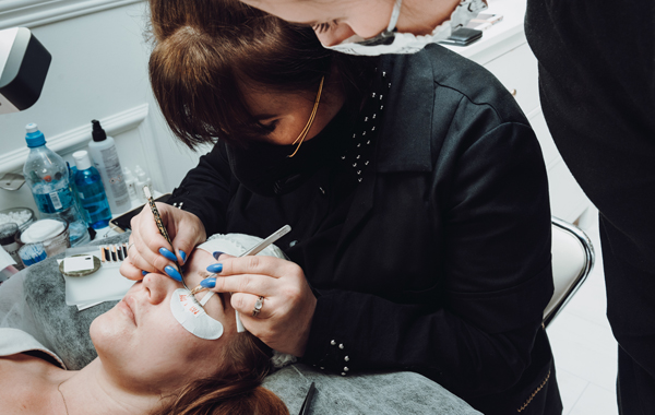 Nauka tworzenia kępek na szkoleniu Noble Lashes Tworzenie kępek podczas zabiegu stylizacji rzęs