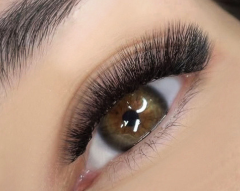 Trendy w przedłużaniu rzęs na jesień 2026 – brązowe rzęsy, no extensions look i wispy lashes