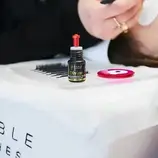 Podstawka kryształowa do kleju do rzęs