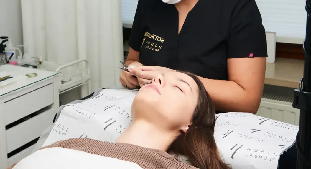 Przegląd taśm do rzęs – czym się różnią?