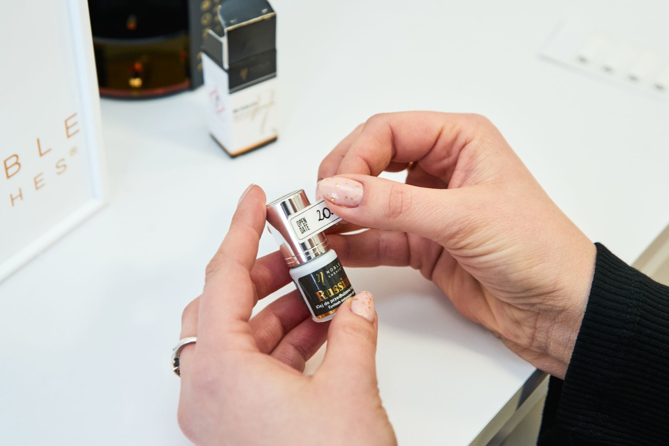 klej do rzęs russian noble lashes z kartką z oznaczeniem daty otwarcia