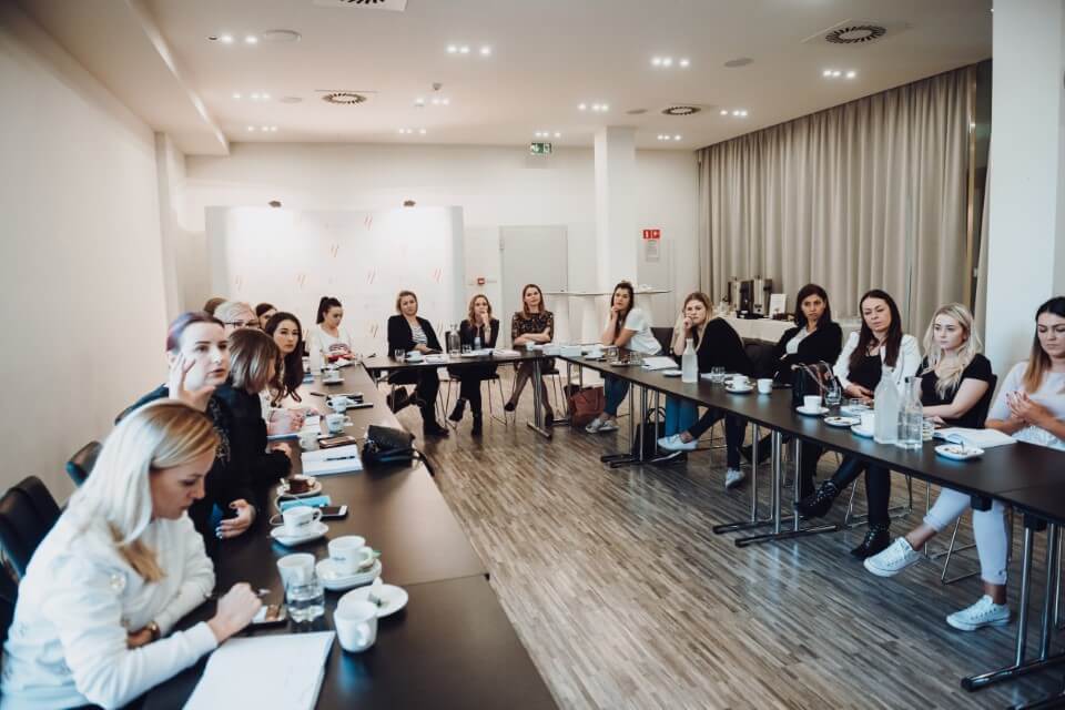 Instruktorki Noble Lashes podczas zjazdu Zjazd instruktorek noble lashes, przedluzanie rzes