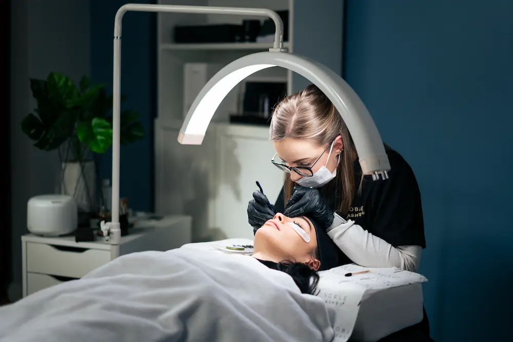 Stylistka rzęs w&nbsp;trakcie pracy 