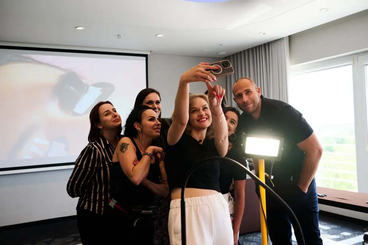 Instruktorki Noble Lashes na kursie przedłużania rzęs UV