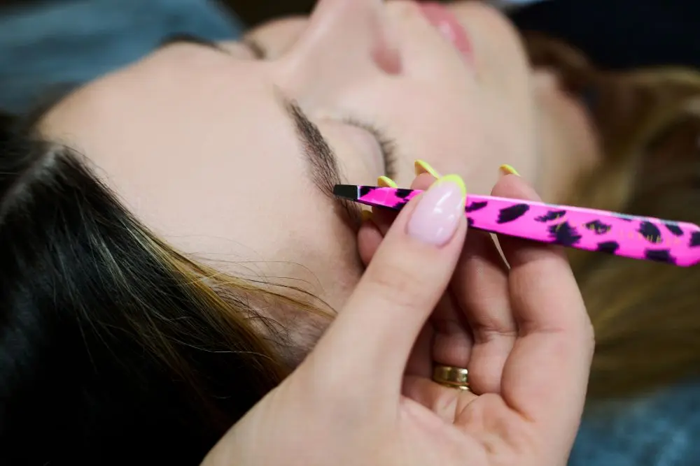 Regulowanie brwi pęsetą