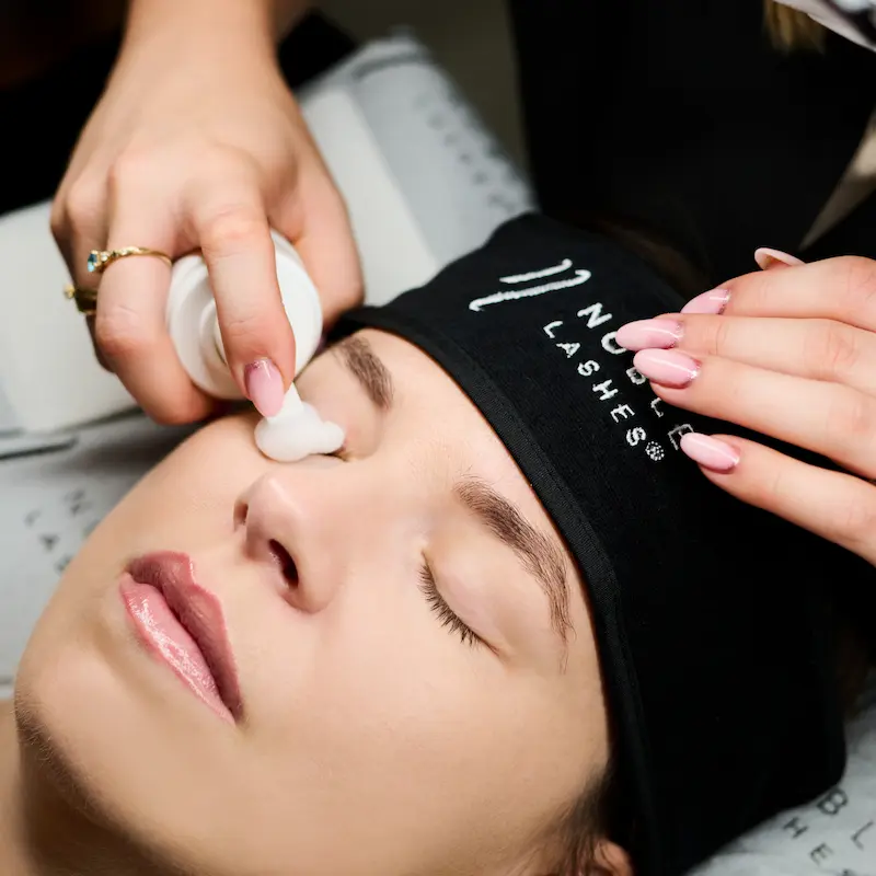 Szampon Pure Lash & Brow w&nbsp;użyciu 