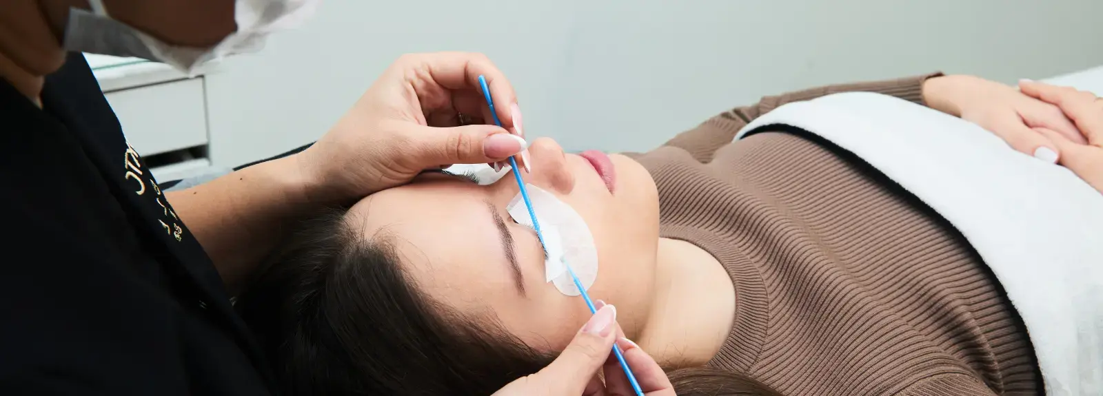 Najczęstsze problemy podczas stylizacji rzęs - łzawienie, drgająca powieka, podrażnienia