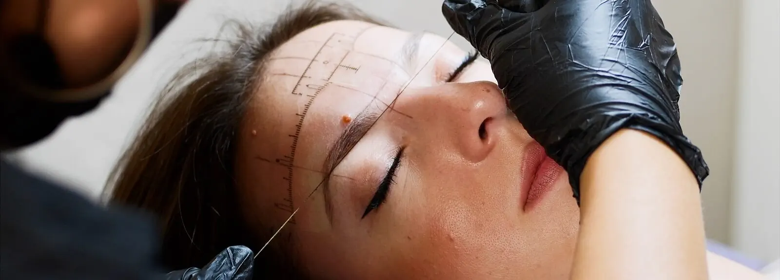 Na czym polega rekonstrukcja brwi?