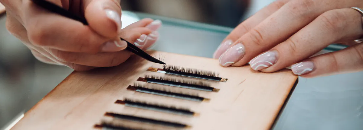 Jak łączyć różne linie rzęs w jednej stylizacji?