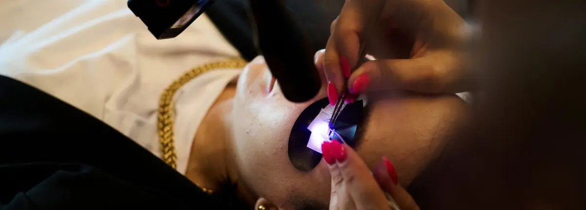 Kurs przedłużania rzęs UV w Noble Lashes