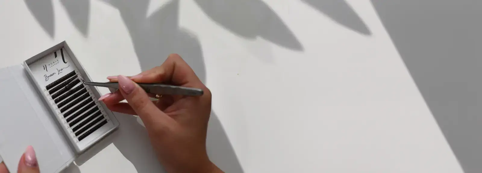 Szybsze wypadanie przedłużanych rzęs wiosną? Sprawdź, jak przesilenie wpływa na trwałość stylizacji